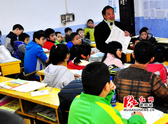 戴着支架上课的三中教师戴光明