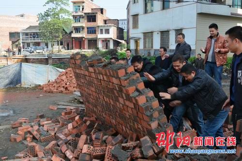 武冈市打非拆违办强拆一违法建筑