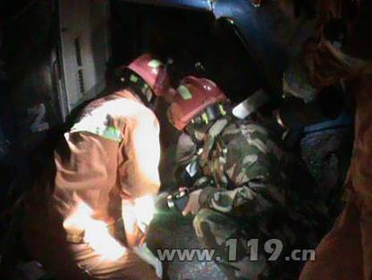 货车侧翻司机命悬一线 武冈消防火速排险救援