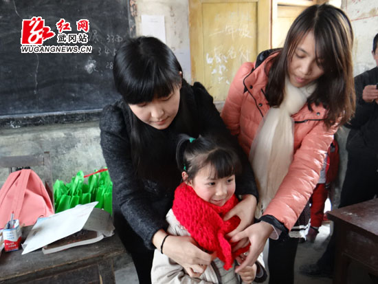 大学生送新年礼物 情暖邓元泰留守孩