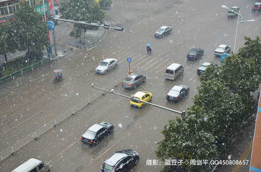 武冈雪中街景--难得一见鹅毛大雪！