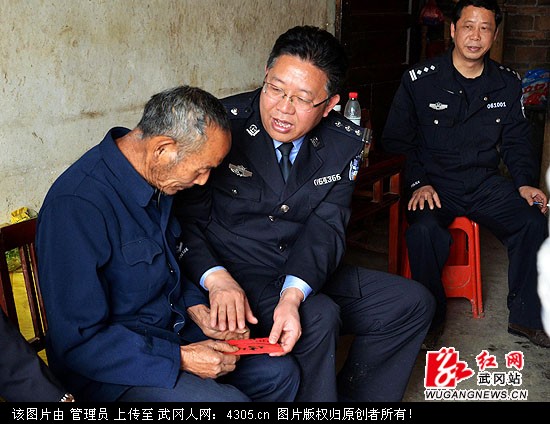 市公安交警大队缅怀英雄杨明洪