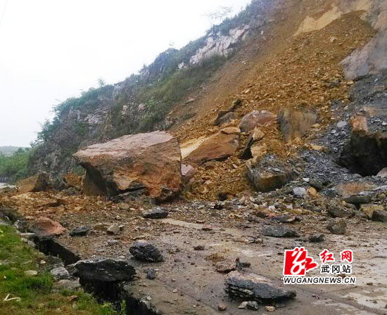 暴雨来袭： 武冈16小时抢通省道S219线