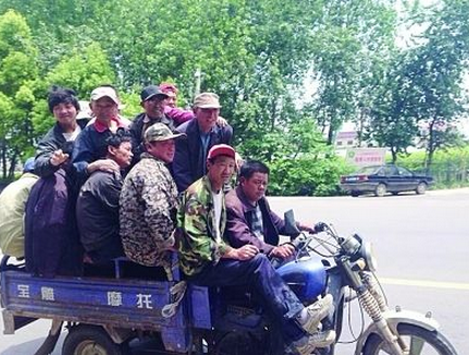 三轮摩托载17人