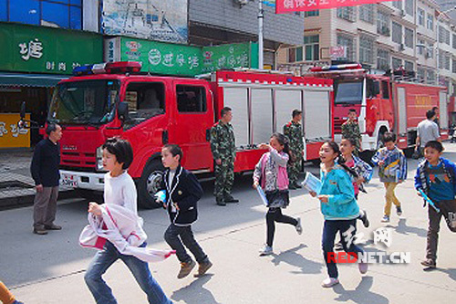 武冈在“防灾减灾日”组织万人应急实战演练