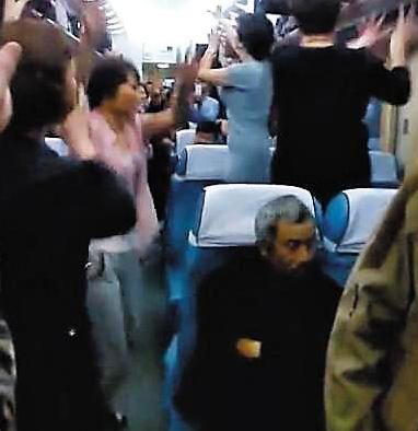 中国大妈火车上大飙广场舞