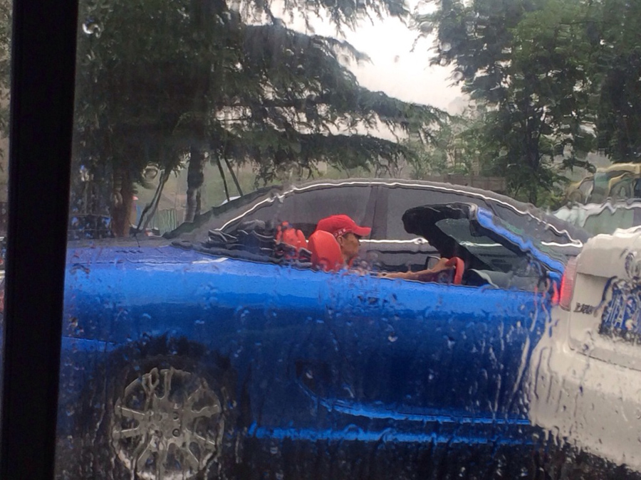 土豪雨中开敞篷车