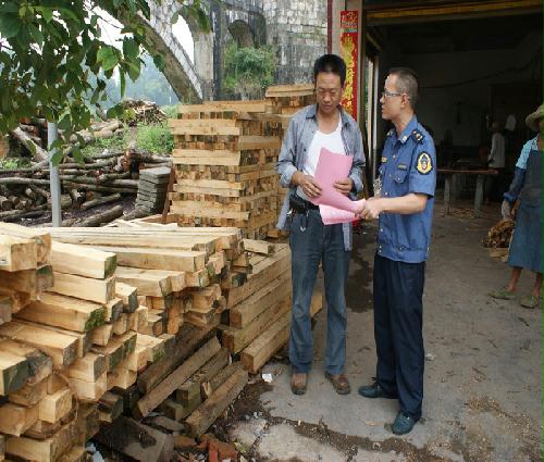 武冈市公路局向群众宣传公路法规