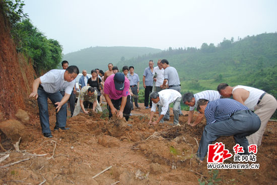 武冈龙溪：徒手搬塌方