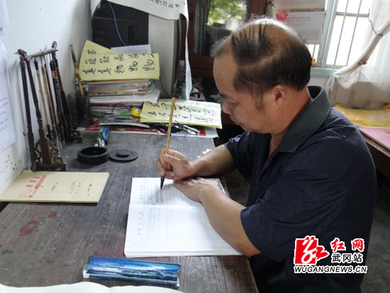 武冈一乡村教师坚持毛笔写教案近10载