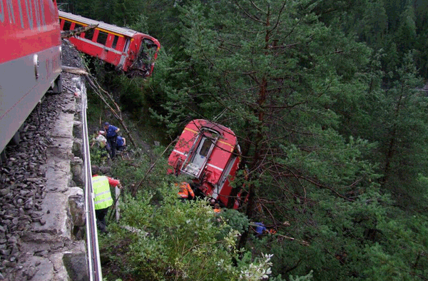 瑞士火车遇山崩坠崖