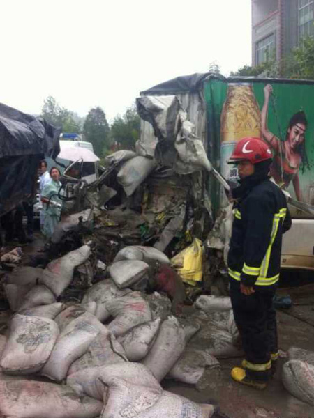 武冈德江发生一起严重交通事故