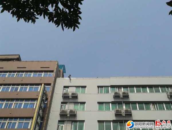 一男子因债务欲跳楼轻生 民警成功劝阻