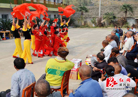 法相岩街道：送戏上门