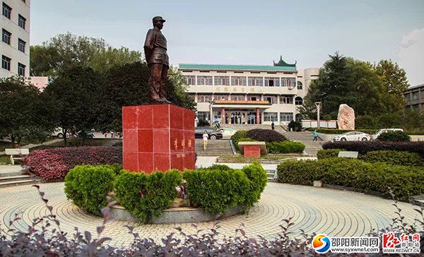 李明灏将军雕像揭幕仪式在武冈二中举行