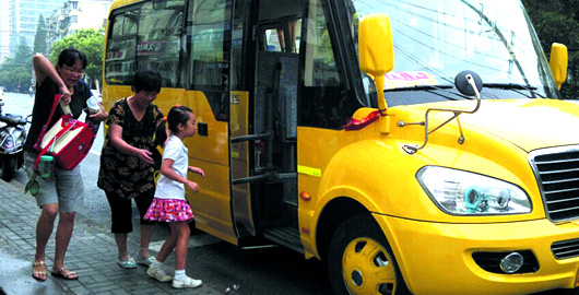 确保武冈校车规范有序和安全运营