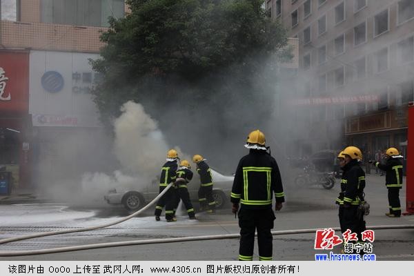綏寧：小車發(fā)生自燃 消防緊急滅火