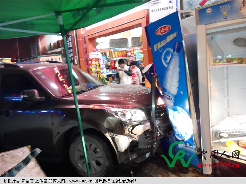 武冈新广场发生三车连环相撞交通事故