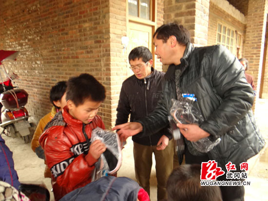 宁乡青年创业者情暖邓元泰贫困留守儿童