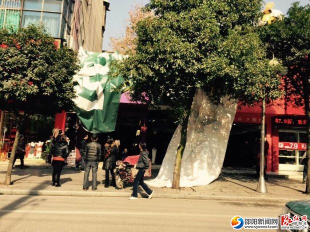 驚！高樓掉落廣告牌！