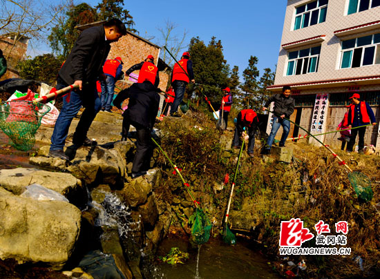 武冈市青年志愿者掀起城乡环境整治热潮