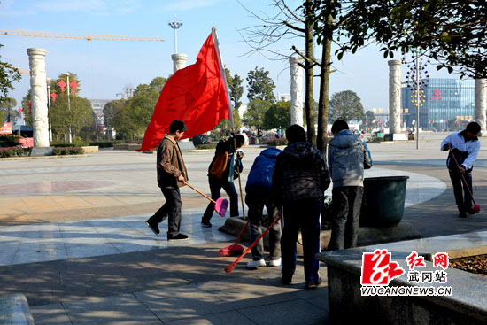 武冈三中青年志愿者开展清扫活动