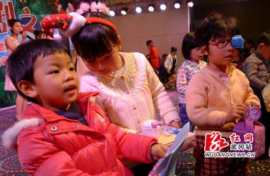 “小树林儿童之家”欢度圣诞童话剧之夜