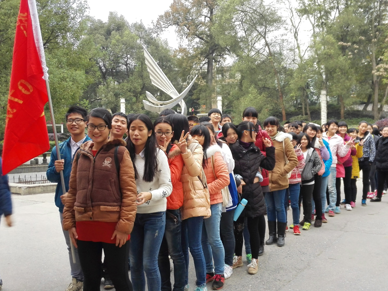 武冈二中高二学子开展登山比赛