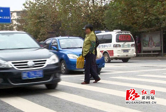 武冈人是这样过马路的？