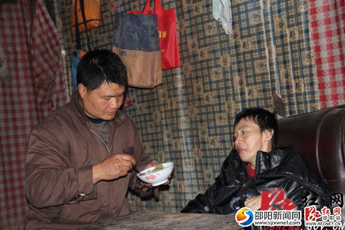 好男人李德平:15載悉心照顧癱瘓妻子