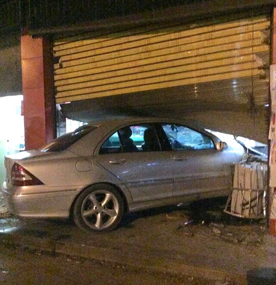 奔驰小车“夜闯”水果店是为何？