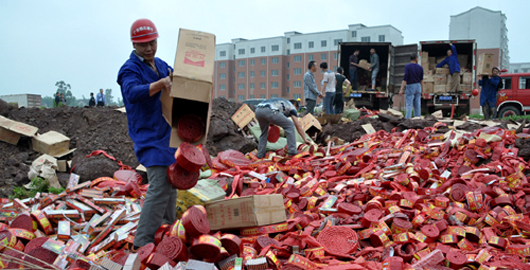 武冈集中销毁非法烟花爆竹