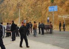 车祸死者家属棺材挡省道 劝说无效被拘留