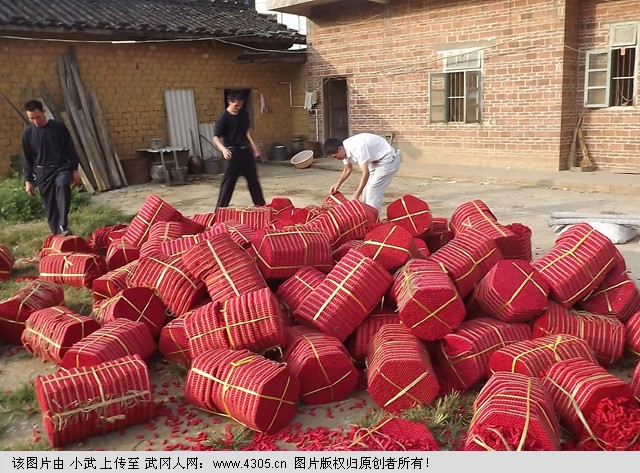 武冈打掉一特大非法生产大炮筒窝点