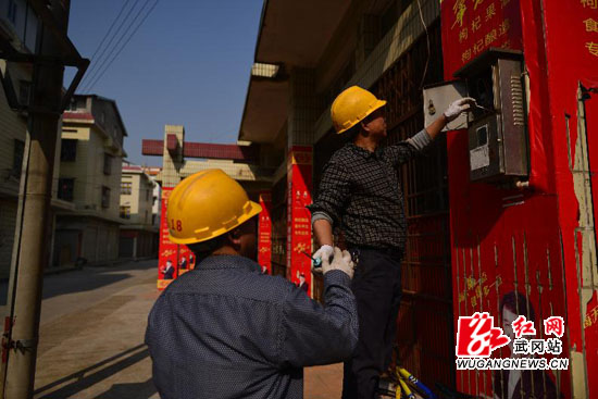 武冈街道安装路灯方便过年