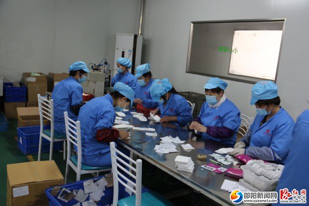 潜心研究三年磨一剑 父子自制药获国家专利