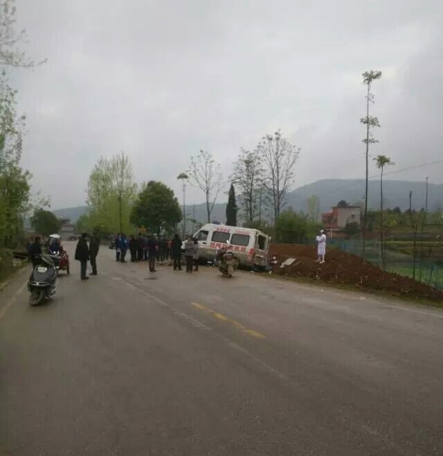 鄧家鋪路段發(fā)生嚴(yán)重車(chē)禍1死6傷