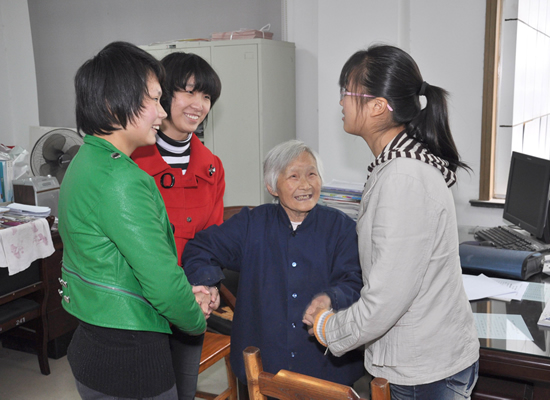 湾头中学两学生搀扶病倒老人