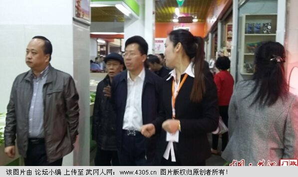 武岡市考察團(tuán)在株洲賀家土農(nóng)貿(mào)市場參觀學(xué)習(xí)