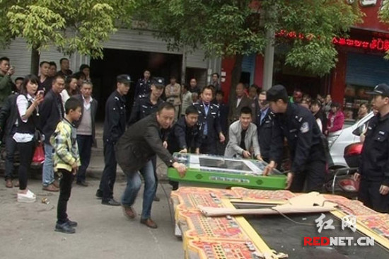 武岡警方搗毀聚眾賭博窩點 抓獲40余人