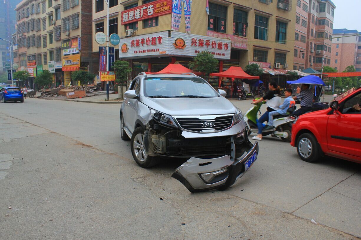 一大早,武冈小车就被撞碎