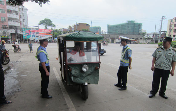 武冈严厉打击非法营运 整治交通秩序