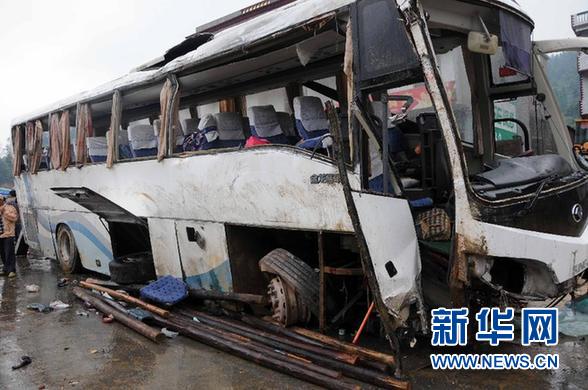 新宁车祸惊魂时刻:靠窗的乘客飞了出去