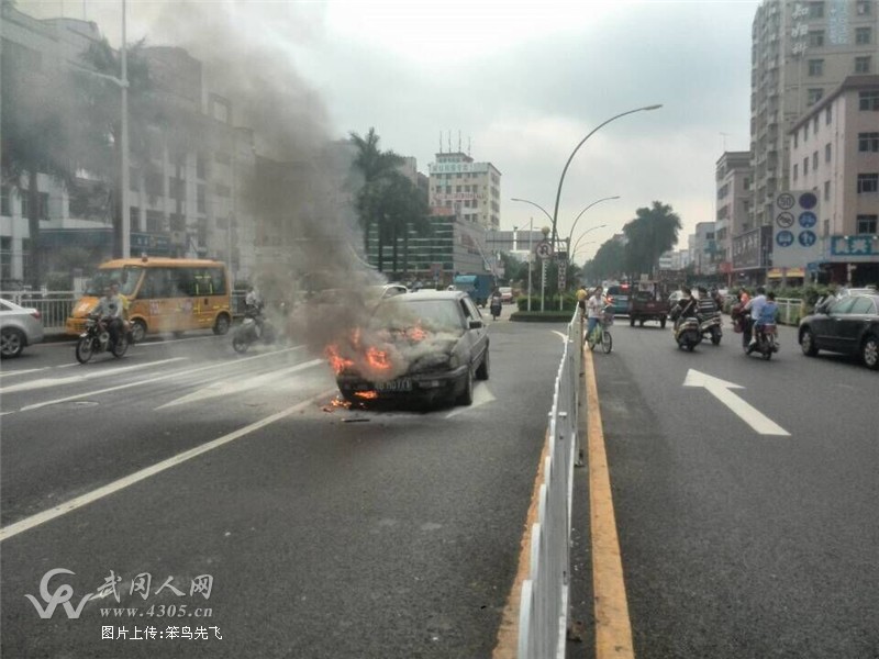 轿车在闹市行驶中无故自燃危及路人