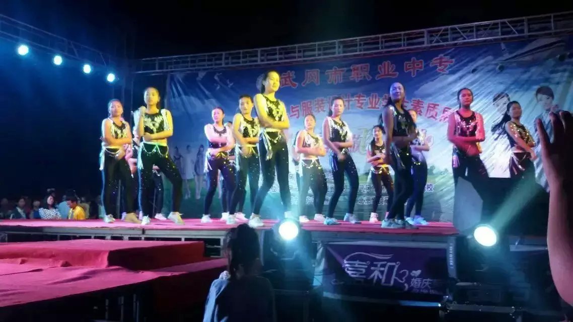 職業(yè)中專舉行航空服務與服裝專業(yè)匯報演出