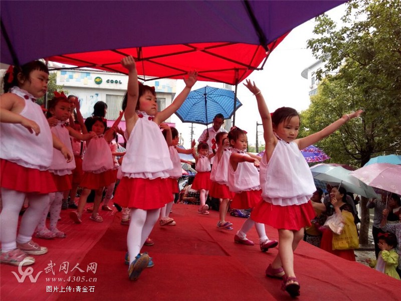 在雨中表演的武岡小寶貝們