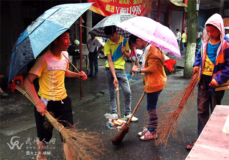 看司马冲中学的学生冒雨扫大街