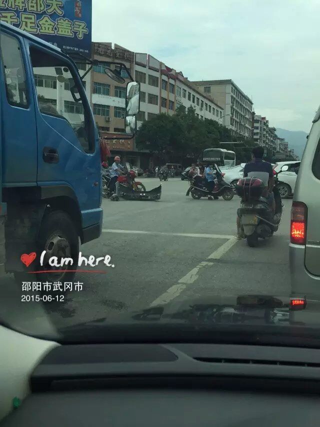 武岡又見車禍，小車碎片橫飛