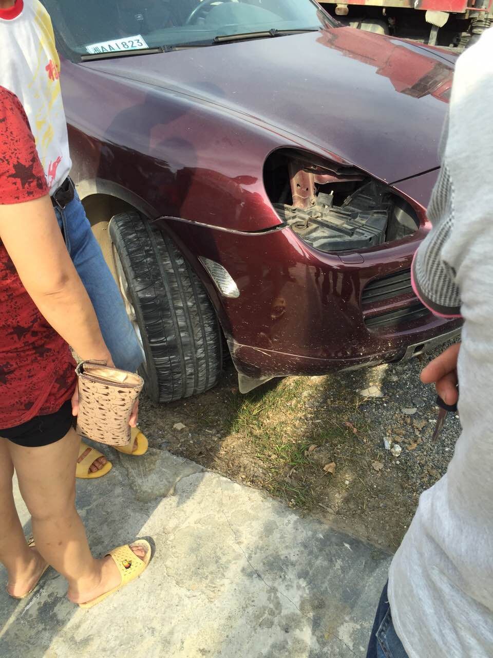 武岡某路段交通事故，豪車被撞碎！
