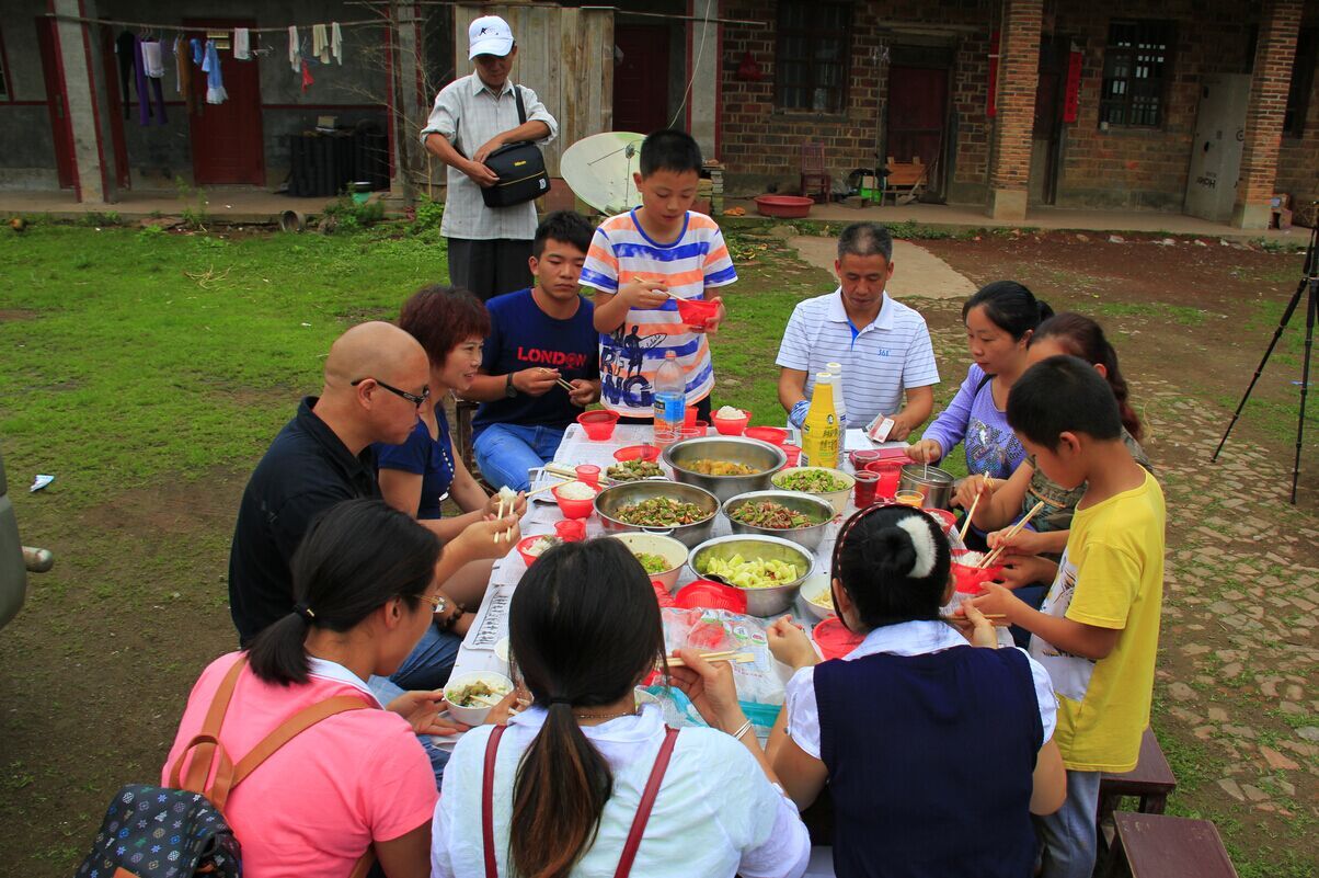 走進秦橋貧困區(qū)涼山小學(xué)